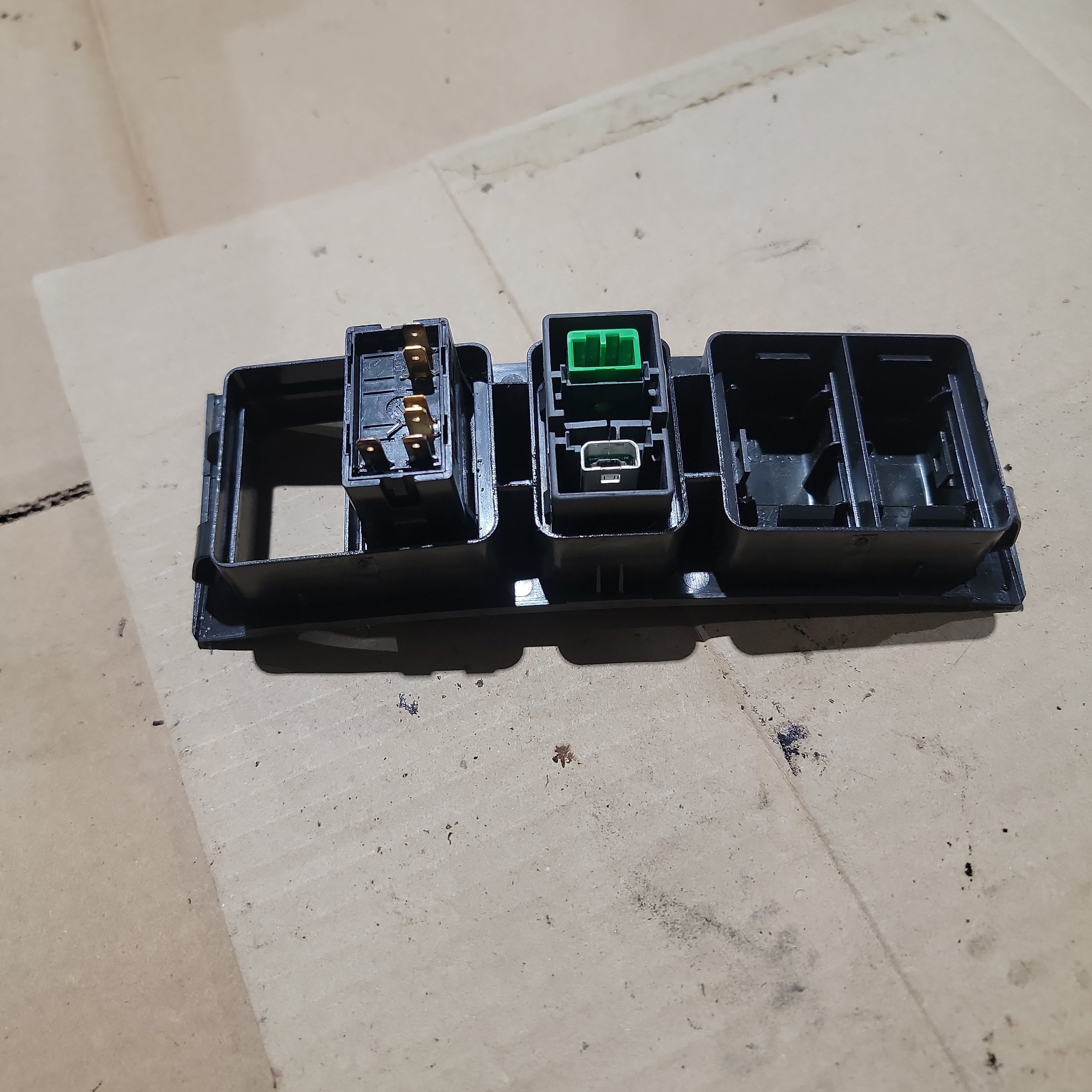 Volvo 3175616 Dash Switch Panel for Volvo VNL | Used │ Volvo │ All Pro Truck Parts